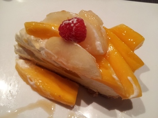 マンゴーと桃のタルト