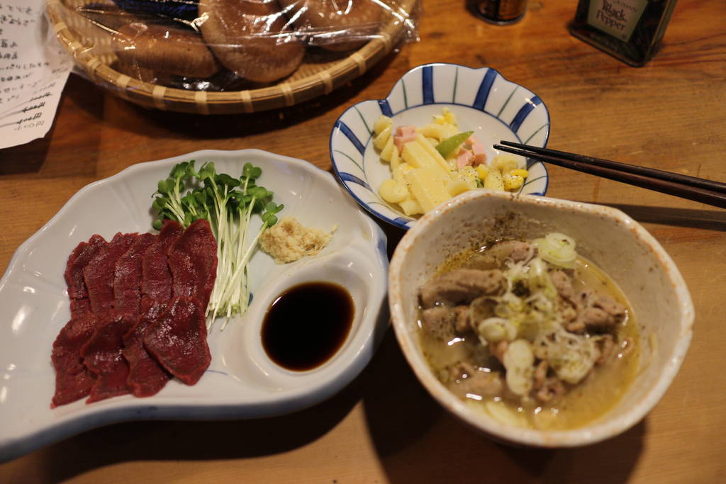 馬刺しとモツ煮