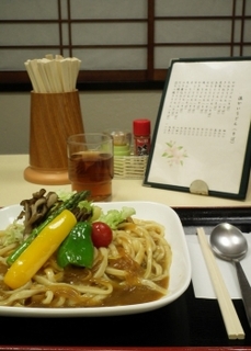 彩り野菜の冷しカレーうどん