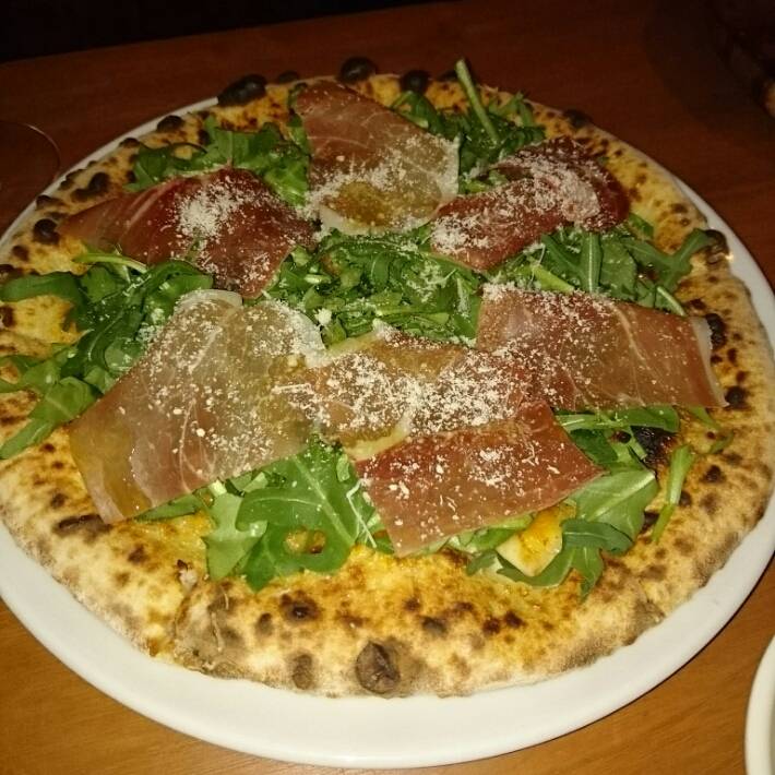 生ハムとルッコラのピッツァ