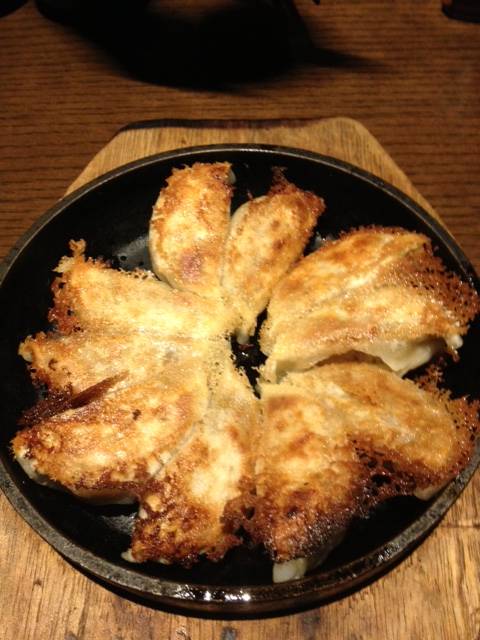 自慢の鉄板餃子