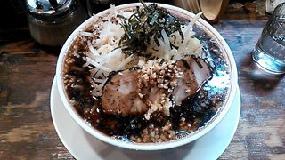 烏森黒マンモスラーメン