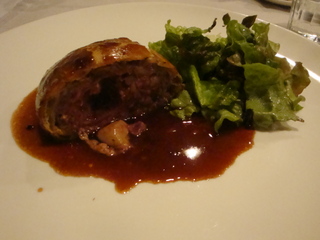 キジとフォアグラのパイ包み焼き　トリュフソース