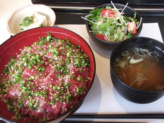 牛刺し丼