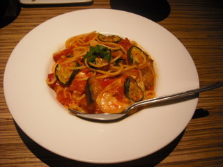 モッツァレラと地中海野菜の完熟トマトパスタ