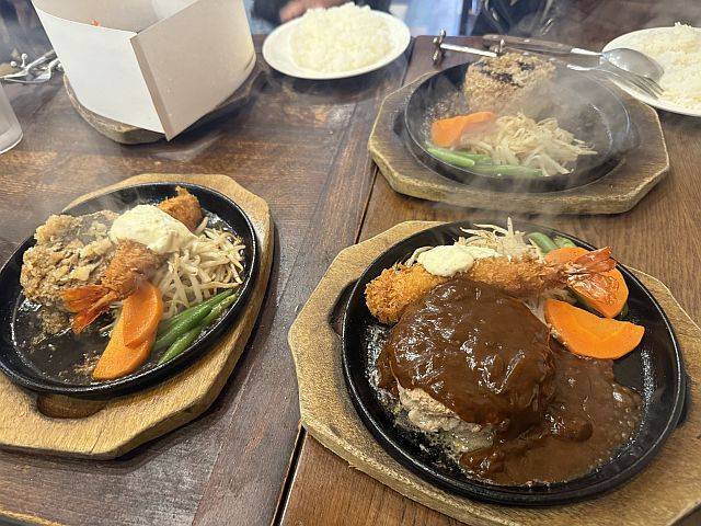 「黒毛和牛１００％ハンバーグ２００ｇ＆エビフライ」（左　おろしポン酢）（右　デミグラス）