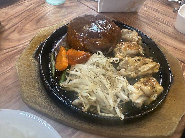 黒毛和牛１００％ハンバーグ２００ｇ＆チキン１００ｇ