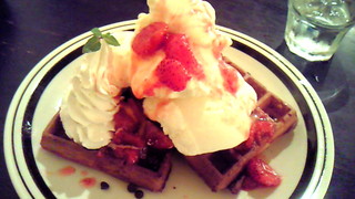 焼きたてワッフル（イチゴ）