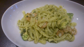 海老とアボカドのジェノベーゼ