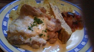 チキンステーキ二種のチーズソース