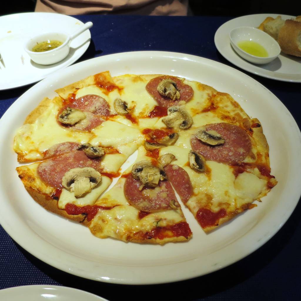 ミラノサラミとマッシュルームのピザ