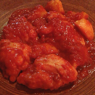 鶏とじゃがいものピリ辛トマト煮込み