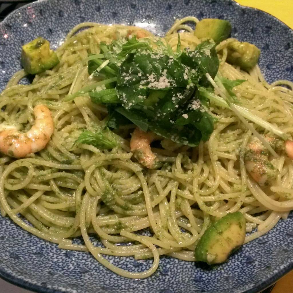 海老とアボカドとフレッシュハーブのジェノバ風