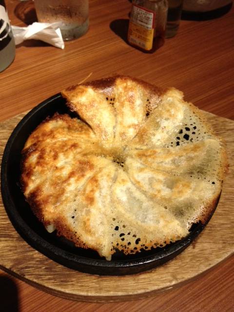 自慢の鉄板餃子