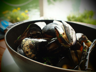 ムール貝の白ワイン蒸し　黒胡椒風味