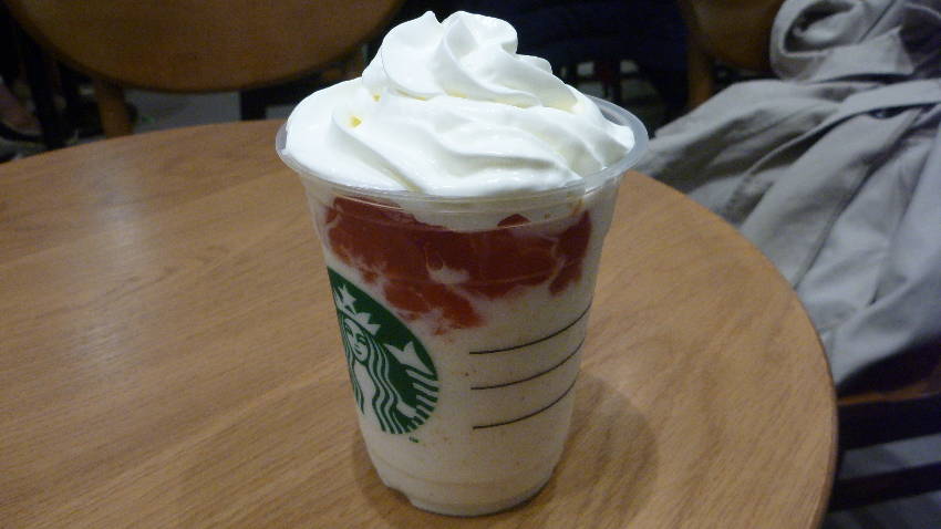 フルーツ－オン－トップ－ヨーグルトフラぺチーノｗｉｔｈクラッシュナッツ