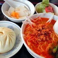 担々麺と肉まんのセット