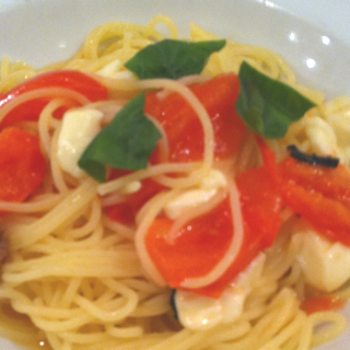 モッツアレラとトマトとフレッシュバジルのパスタ