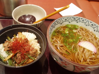 ざるそばと山菜牛すき小丼