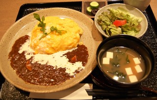 八丁みそデミオムライス