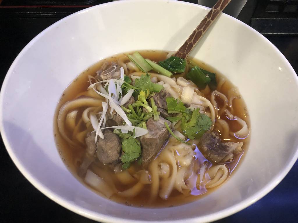 スペアリブ刀削麺