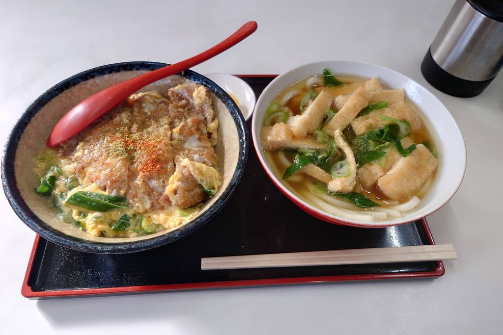 カツ丼（６３０円）ときつねうどん（４３０円）