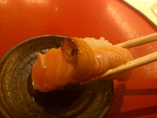 焼きウニとサーモンの握り寿司