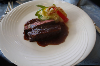 牛リブロースのステーキ　ジャガイモとグリィエルチーズのグラタン添え