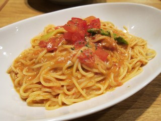 うにとアスパラのトマトクリーム