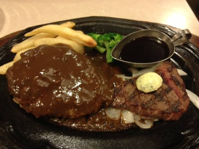 ハンバーグとカットステーキ