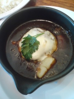 とろーりモッツァレラチーズのデミグラス煮込みハンバーグ