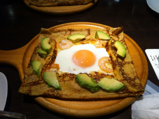 ぷりぷり海老とアボガドのガレット