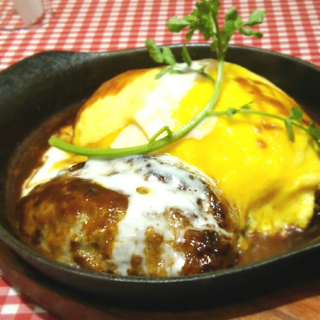 とろーり卵のデミグラスハンバーグオムライス