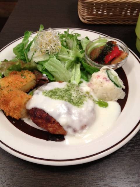 ハンバーグとコロッケ定食