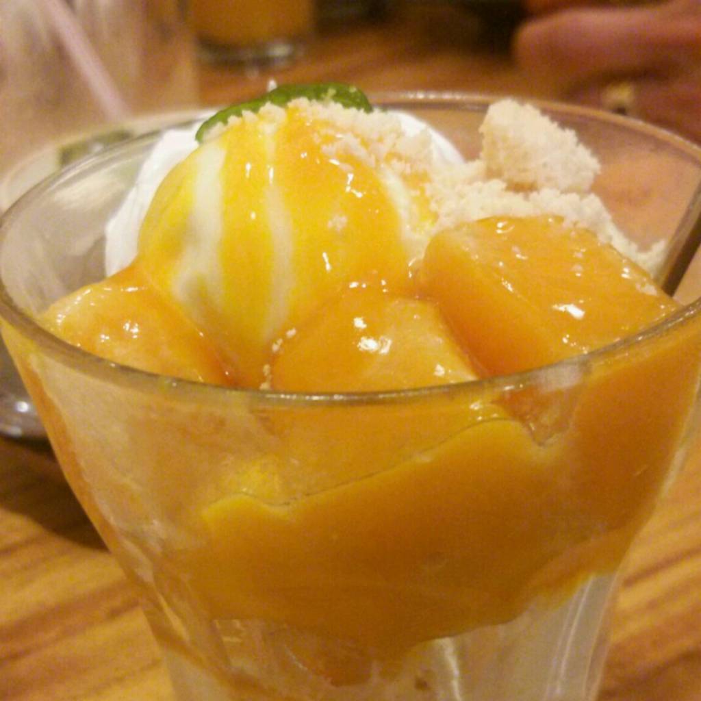 マンゴーとキャラメルのパフェ