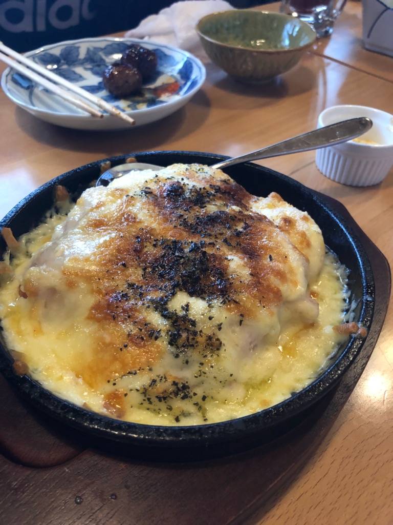 メニュー名はわかりませんが、トマトが入ったグラタン