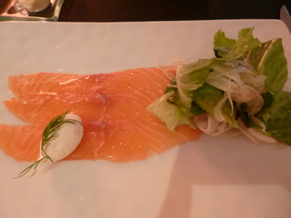 タスマニア産サーモンのマリネ　ウイキョウのサラダと共に