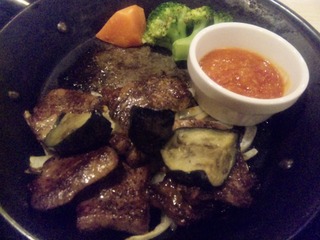 なすとガーリックソースのビーフステーキ