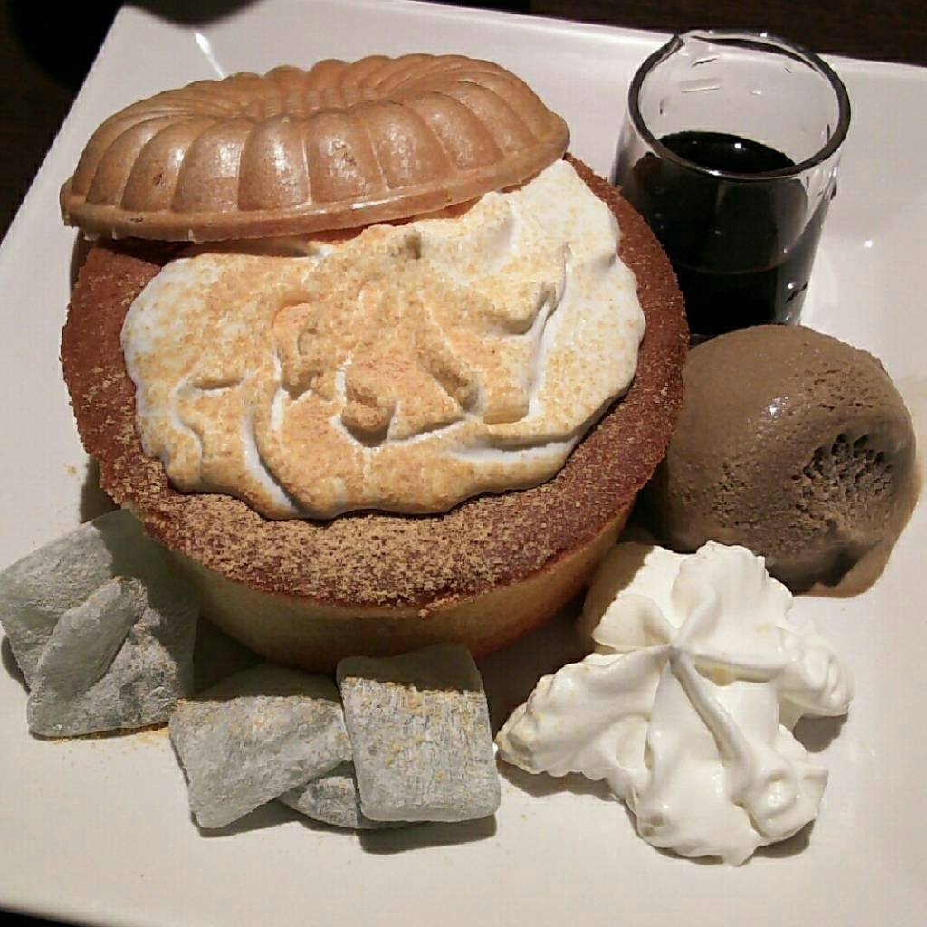 黒蜜きなこパンケーキ　～ほうじ茶アイスとぎゅうひ餅添え～