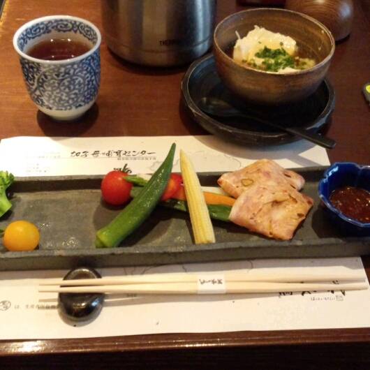 飛騨牛と秋の実り炭火焼きランチの 前菜３種盛り・自家製豆腐・新鮮スティックサラダ・