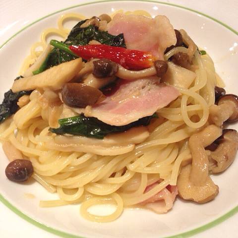 きのこ、ほうれん草、ベーコンの醤油味パスタ
