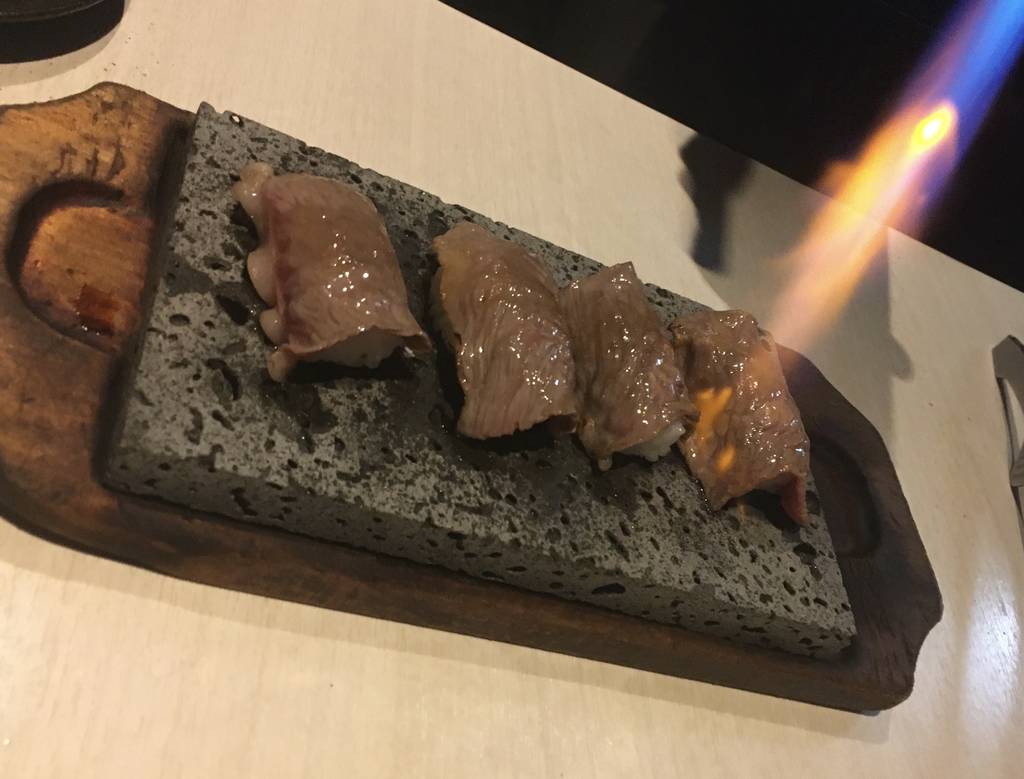 牛ハンバーグステーキの溶岩焼