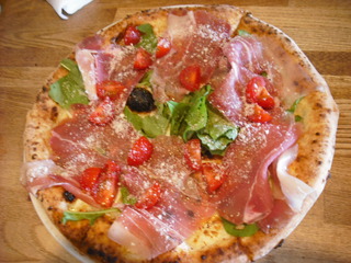 レタスと生ハムのピザ