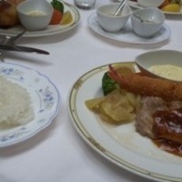 チキンソテー辛味ソース　大海老フライ添え…