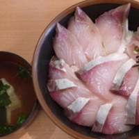 旬の丼（活〆ハマチ丼）