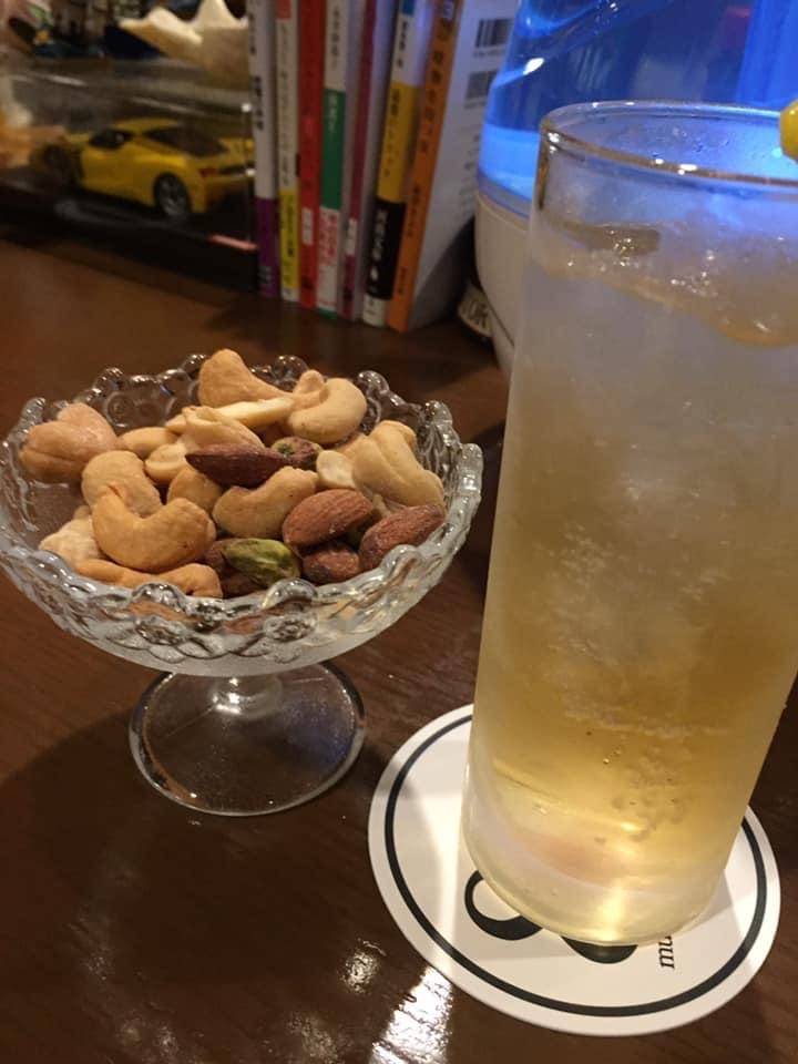 ハイボールとミックスナッツ