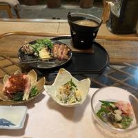 宴会をお願いすると、お任せで旬のもの取り…