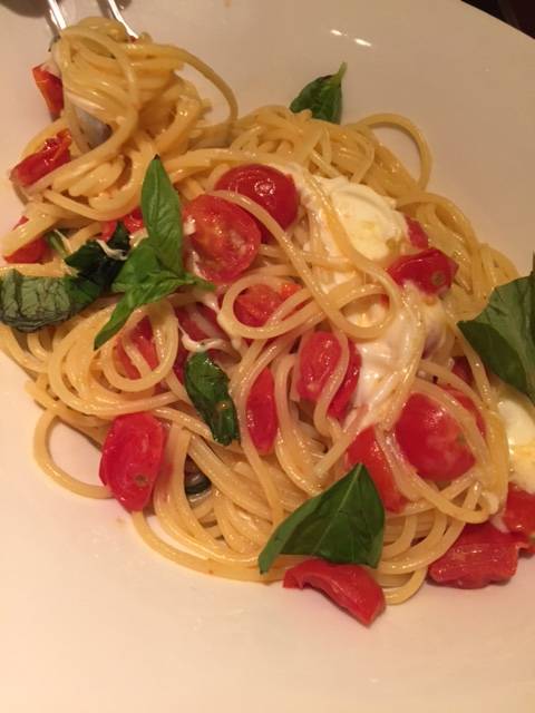 トマトとバジルのパスタ