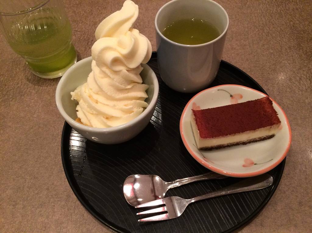ランチデザート（ケーキ＆白桃ソフト）
