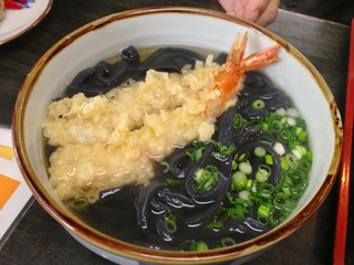 海老天・竹炭ブラックうどん